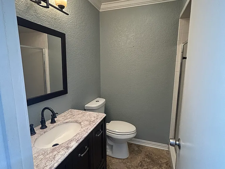 401 Lena Ln — Photo 3