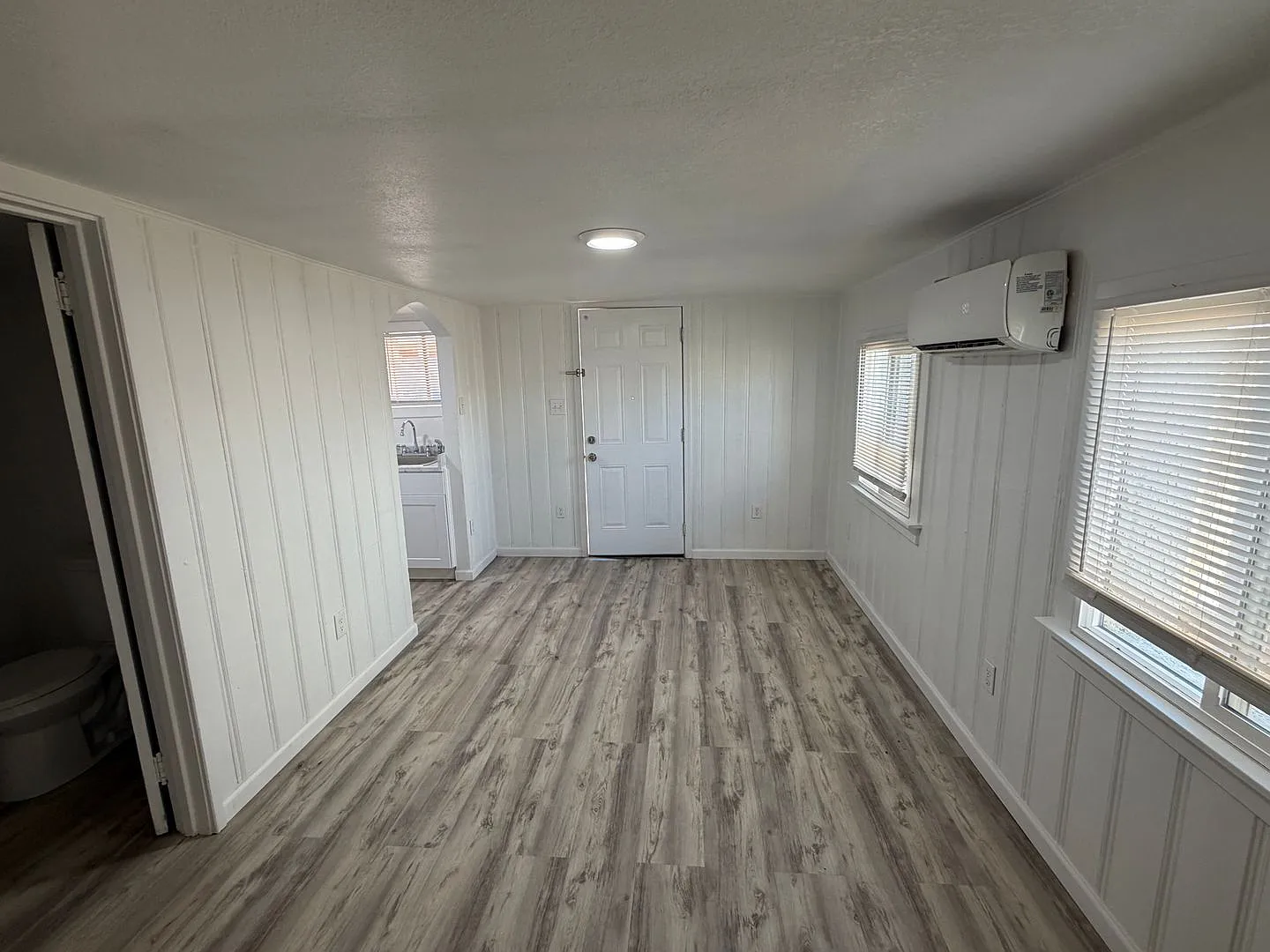 Updated 1 Bedroom in Great Downtown Location - 20th St & Thomas w/Yard — Photo 4