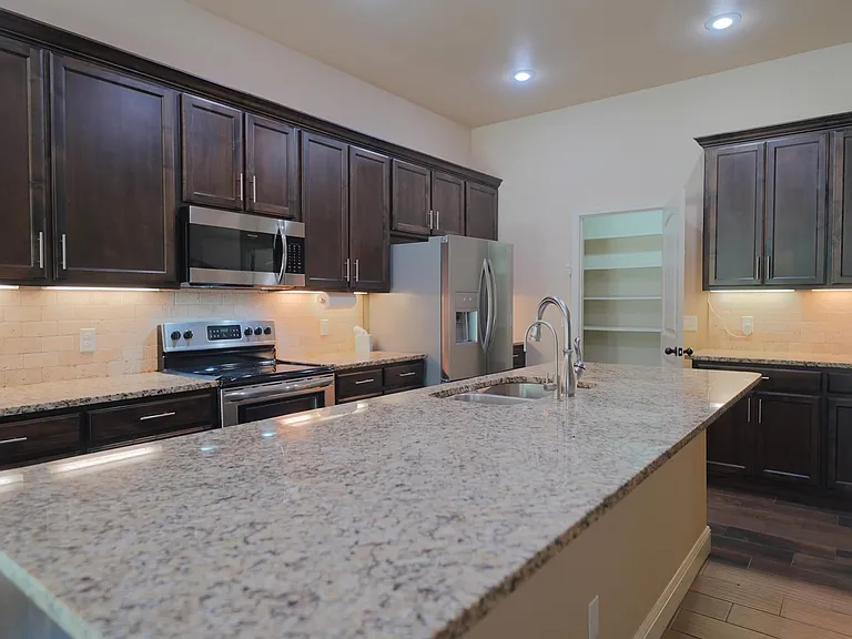 1021 Chesterfield Dr — Photo 7