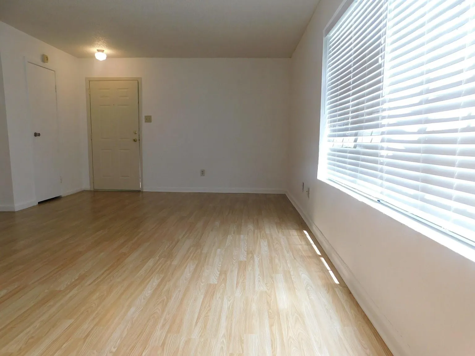 2 bed, 2.0 bath, 829 sqft, $1,300 — Photo 2