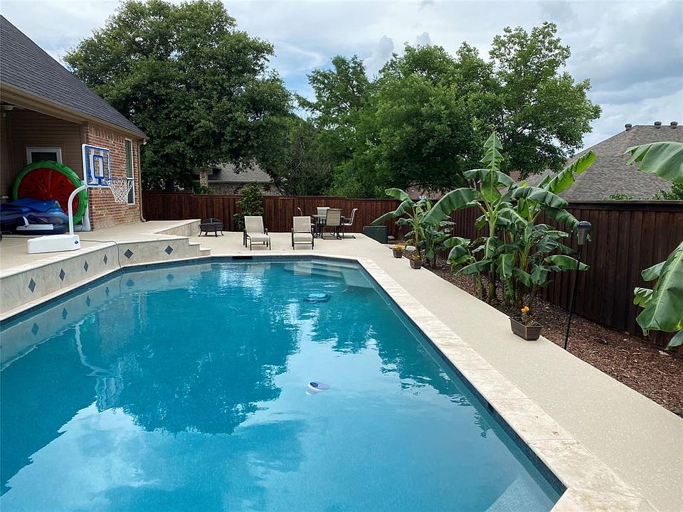 1st image of 7 Crestwood Dr