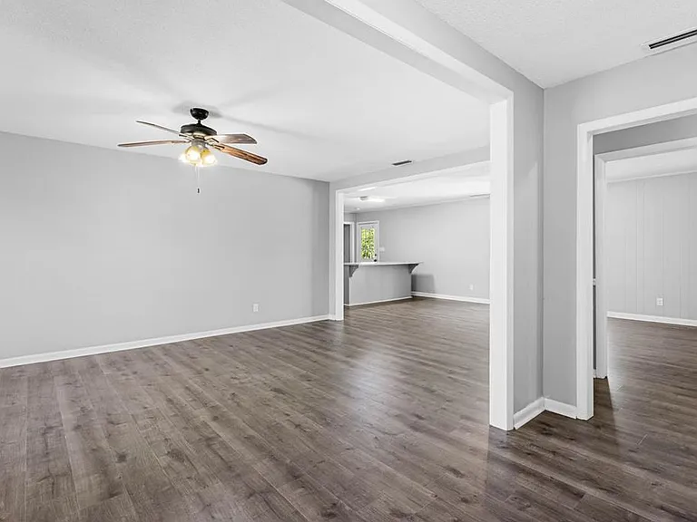 2205 Gornto Rd — Photo 3