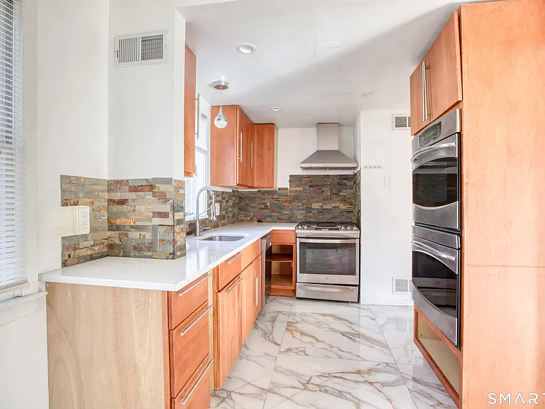 24 Hollow Wood Ln — Photo 8