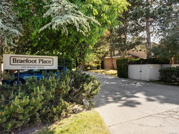 1309 McKenzie Ave #2, Saanich, BC V8P 2M1