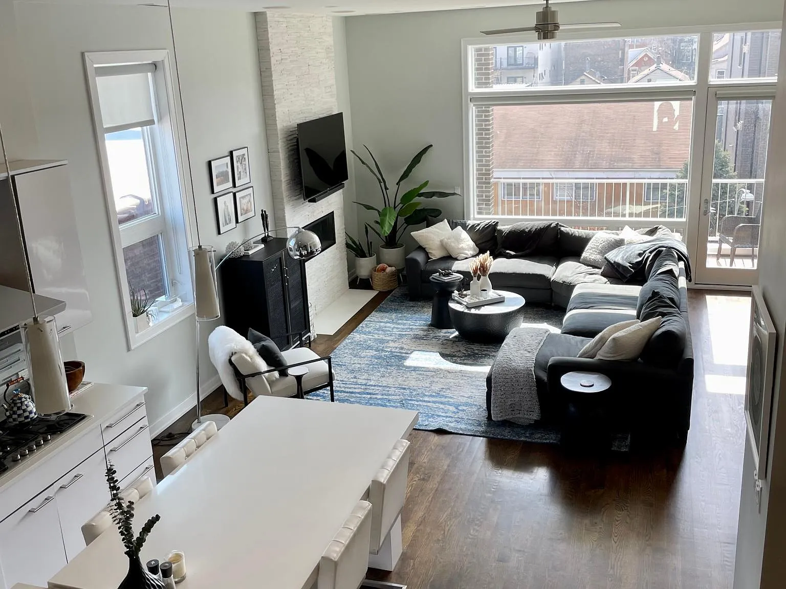 1534 W Walton St — Photo 1