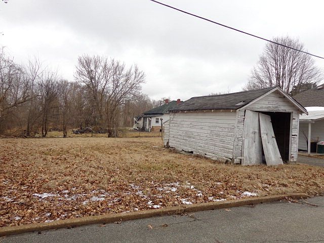 2nd image of 722 Caledonia St