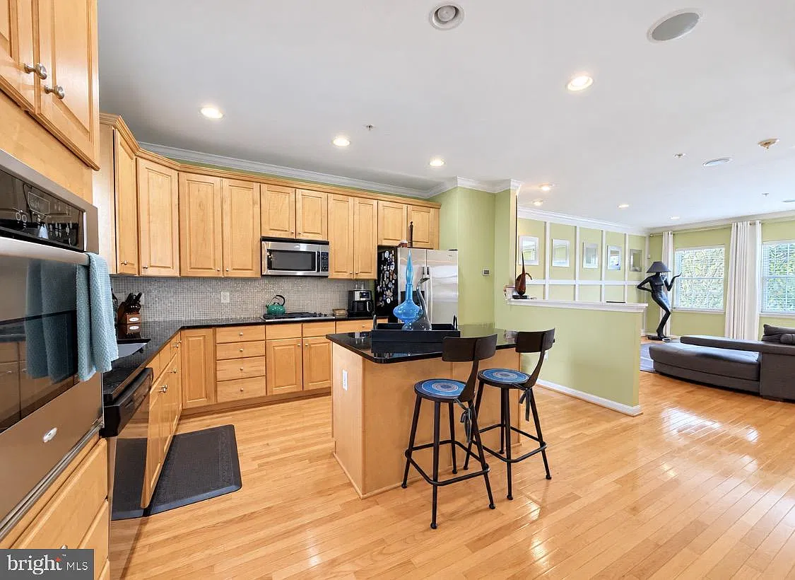 3 bed, 4.0 bath, 2300 sqft, $3,200 — Photo 2