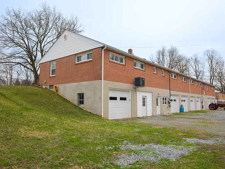 2305 River Rd — Photo 3