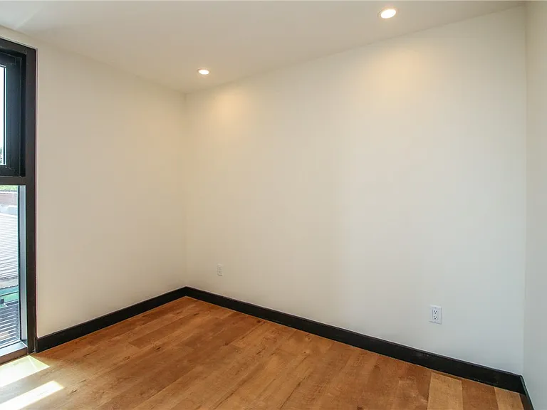 33 Russell St #202 — Photo 14