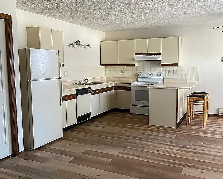 2 bed, 1040 sqft, $2,400 — Photo 2