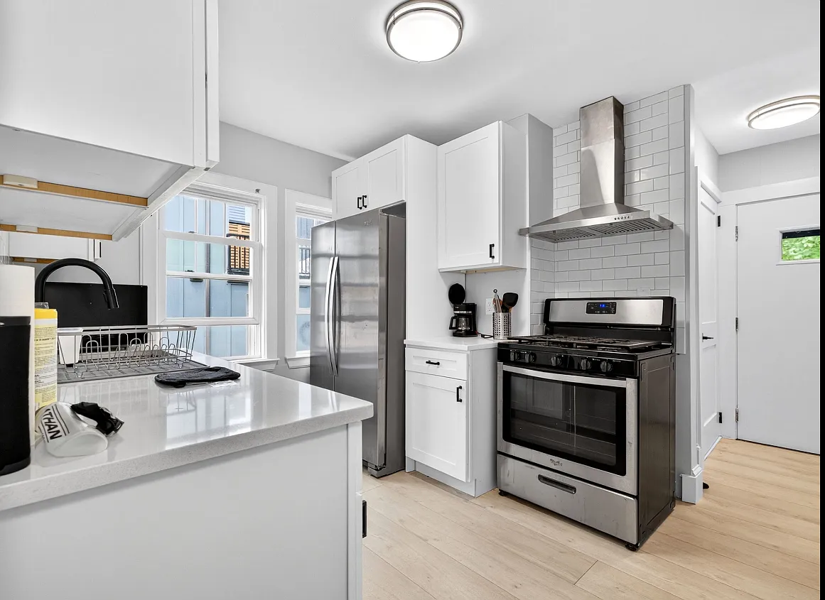 4 bed, 9999 sqft, $5,400 — Photo 1