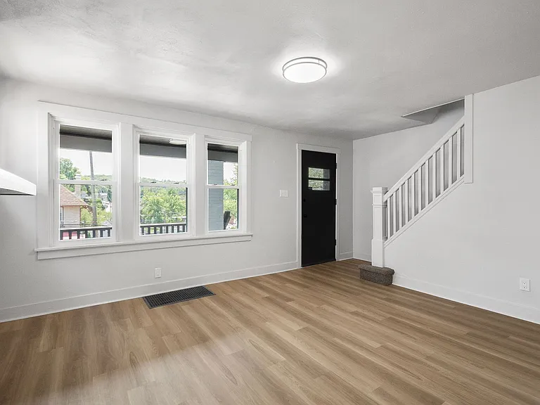 1303 Woodlawn Ave — Photo 3