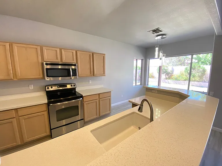 3358 E Wickieup Ln — Photo 10