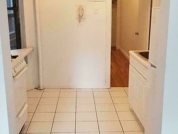 4th image of 419 E 81st St #4B