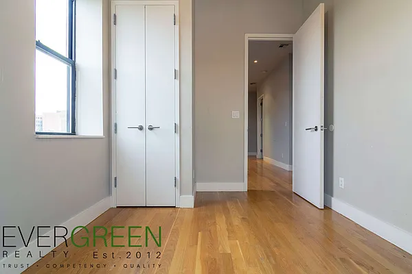 Rented by Evergreen Apartments BK | media 33