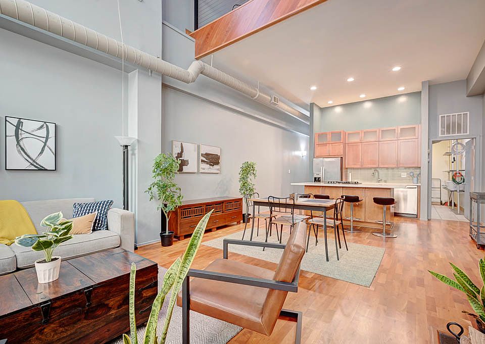 1st image of 1760 W Wrightwood Ave APT 115
