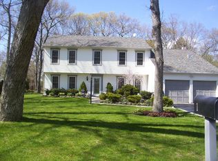 1 Russet Ln, Lake Grove, NY 11755