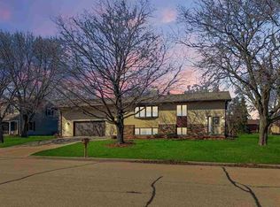 1115 Park Village Dr, Neenah, WI 54956
