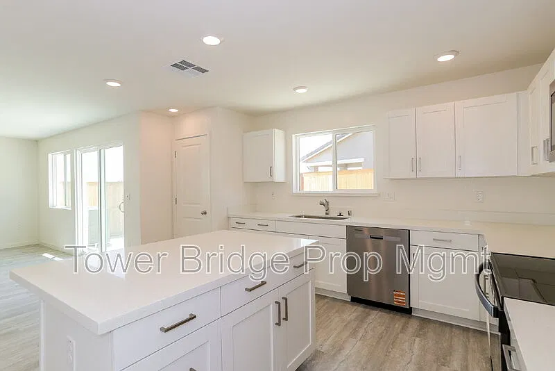 5 bed, 3.0 bath, 1874 sqft, $3,250 — Photo 4