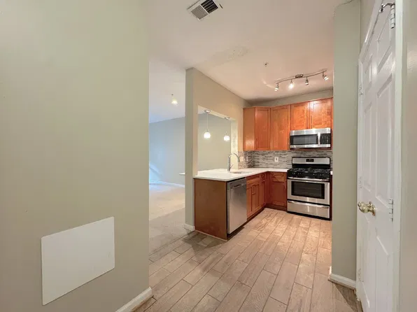 12024 Taliesin Pl APT 24, Reston, VA 20190