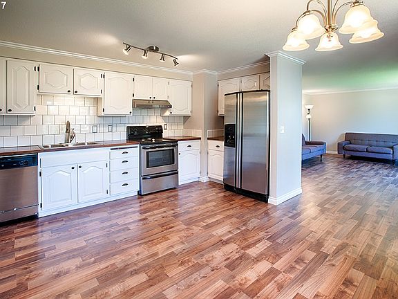 4th image of 905 NE 164th Ave