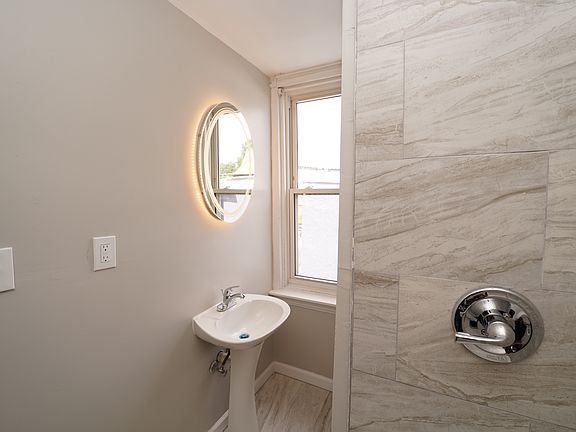 4th image of 407 S Claymont St