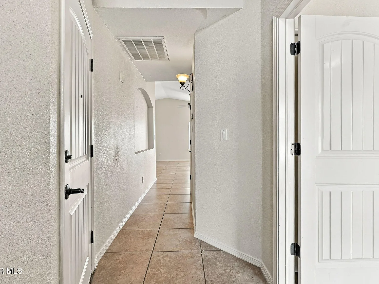 3 bed, 3.0 bath, 1116 sqft, $1,600 — Photo 2