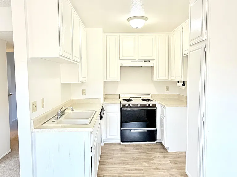 333 W Lexington Dr #2 — Photo 8