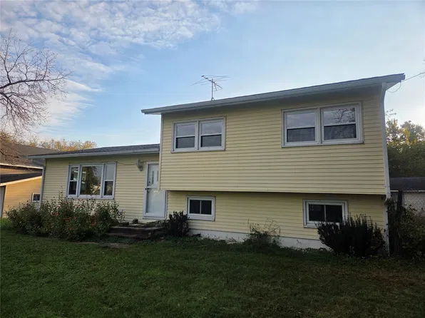 4717 Lucore Rd, Marion, IA 52302