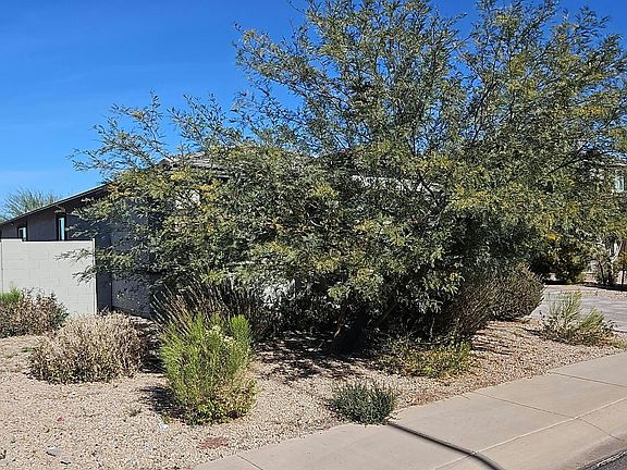 3rd image of 2020 E Kansas Dr