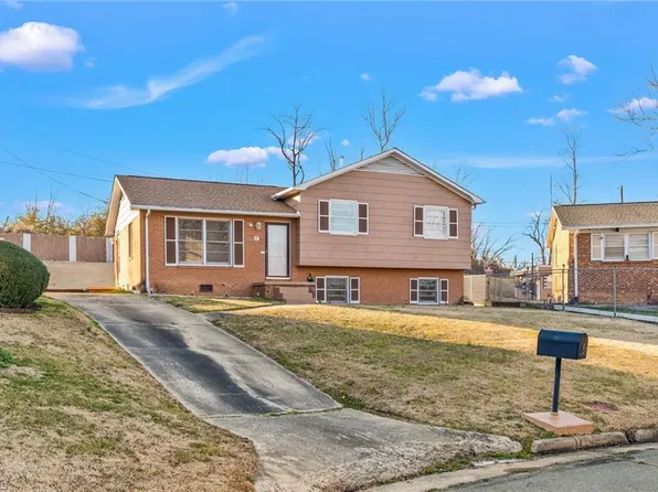 6 Llano Ct, Greensboro, NC 27401