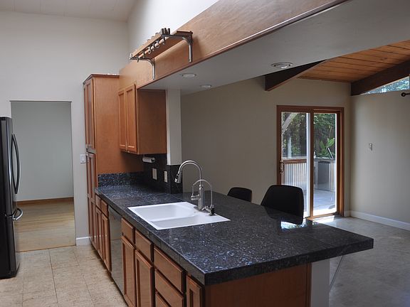 3rd image of 5852 Stresemann St
