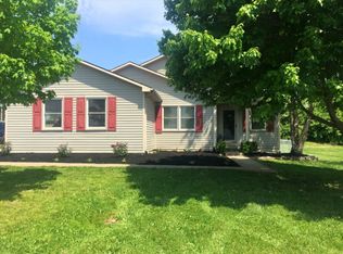 914 N Meadowhill Rd, Paris, KY 40361