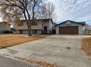 1709 Sunset Blvd, Minot, ND 58703