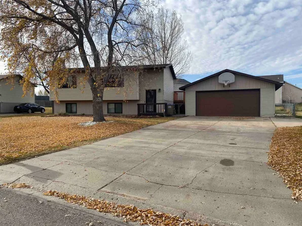 1709 Sunset Blvd, Minot, ND 58703
