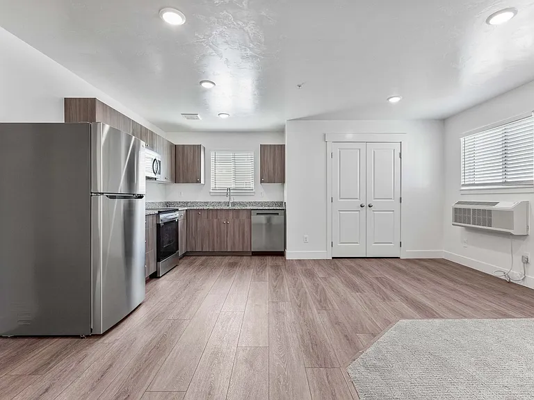 3 Bedroom 1.5 Bathroom — Photo 25