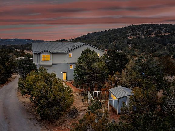 2nd image of 2 Luckie Ln