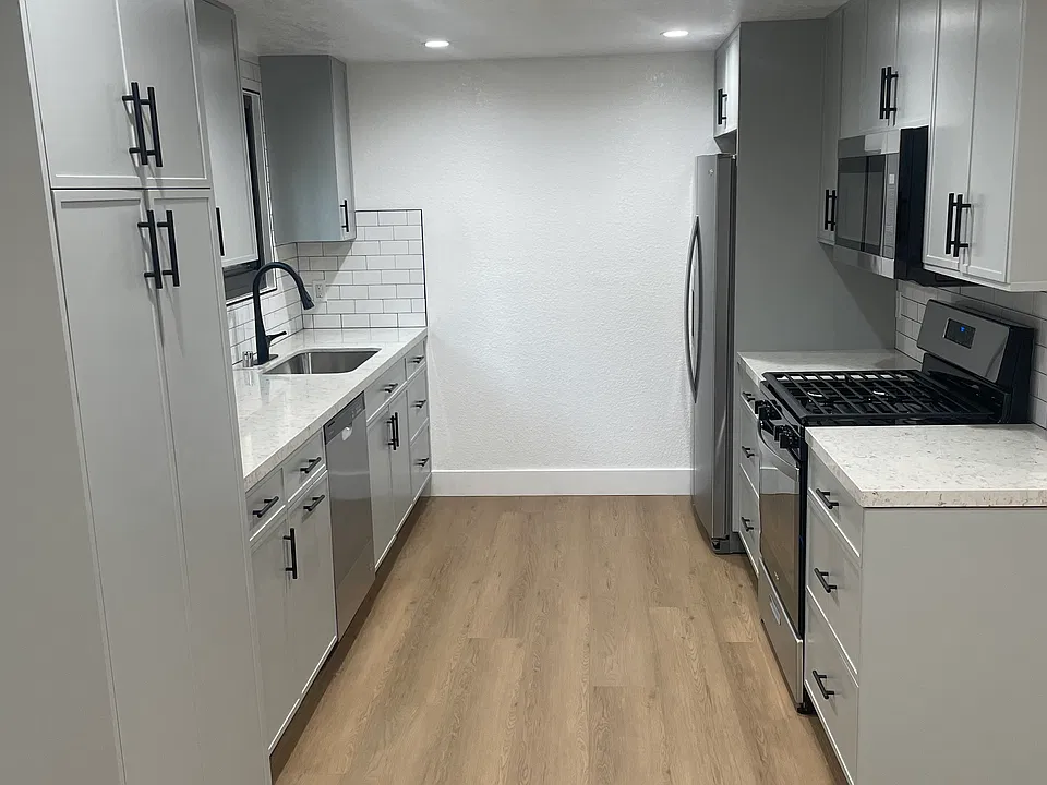 Brand new kitchen, remodel completed 3 days ago