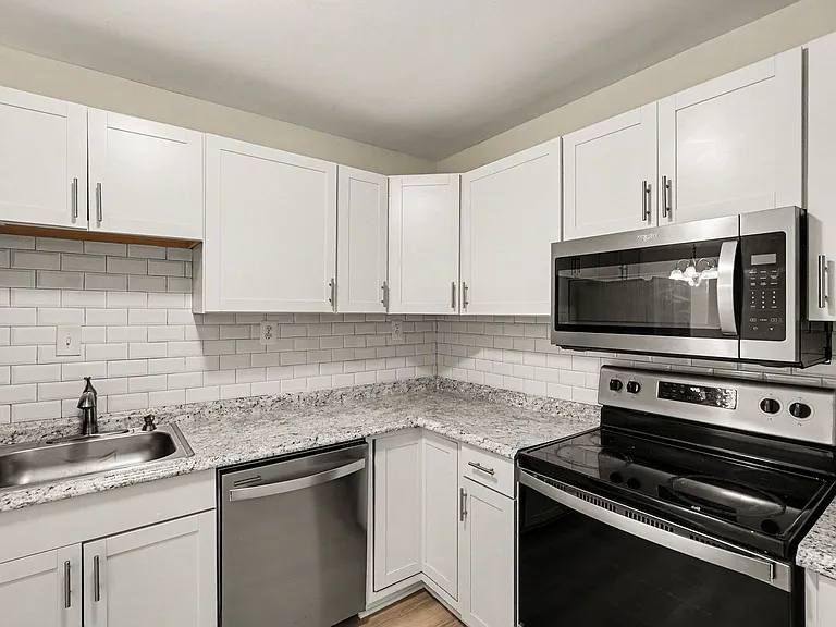 319 Brock Sq — Photo 10