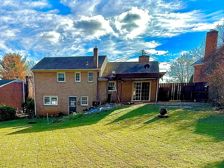 1705 Brandon Dr — Photo 2