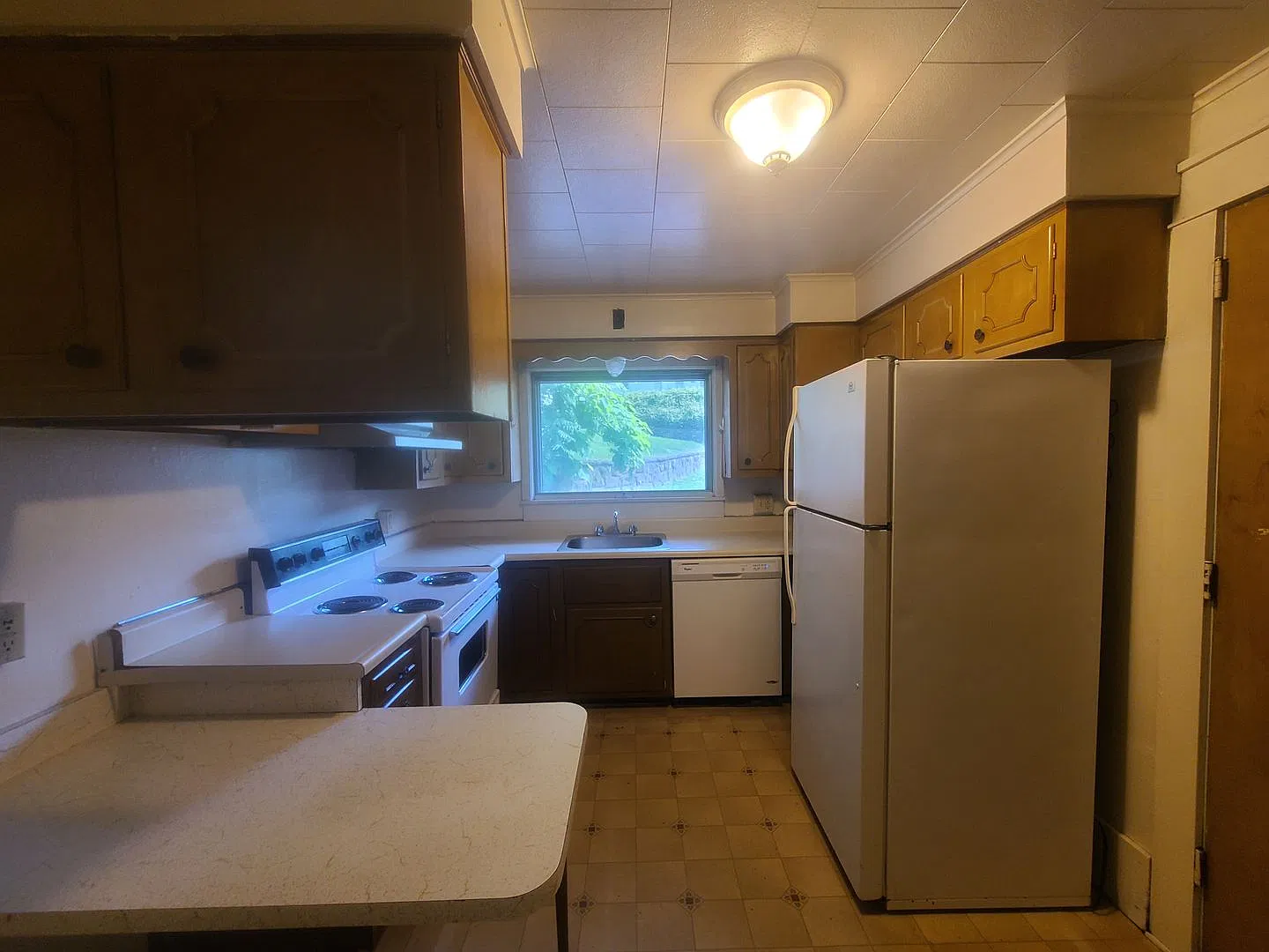 Large House - 3 Bedroom/ 2 Bathroom - Downtown Available 05/20/2025 — Photo 4