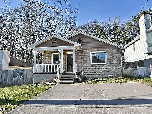 1701 Woodpointe Dr — Photo 1