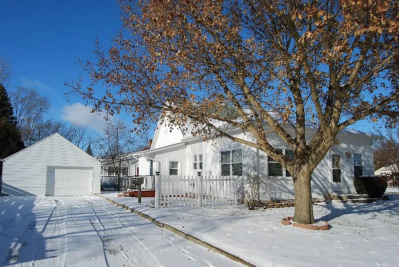416 Plummer St photo 1