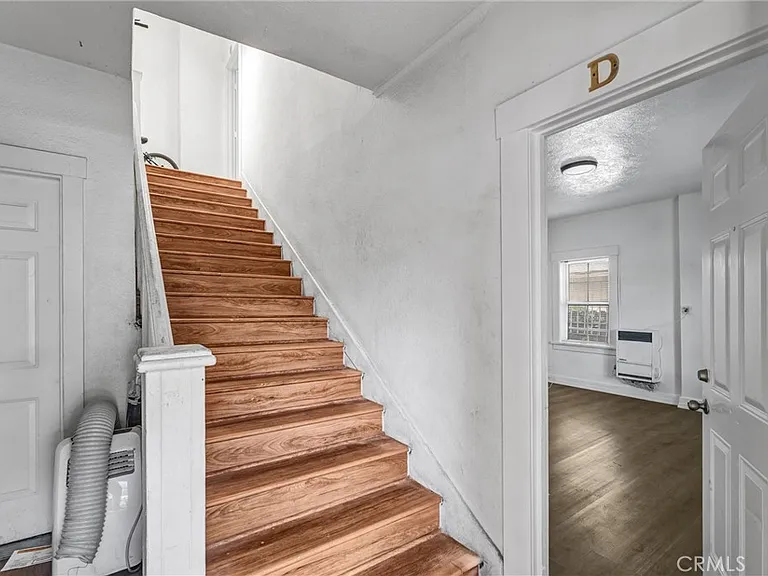 166 E 36th Pl — Photo 5