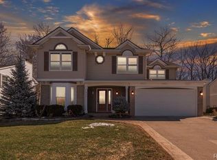 956 Oak Creek Dr, South Lyon, MI