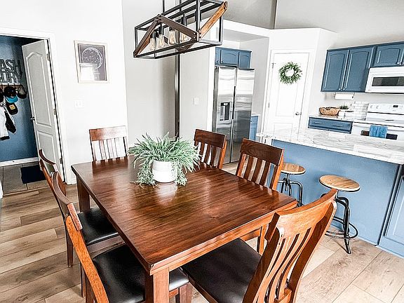 5th image of 472 W Granary Pl