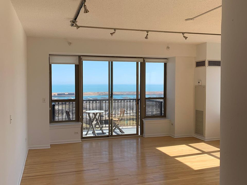 Living room - 1 (view to lake)