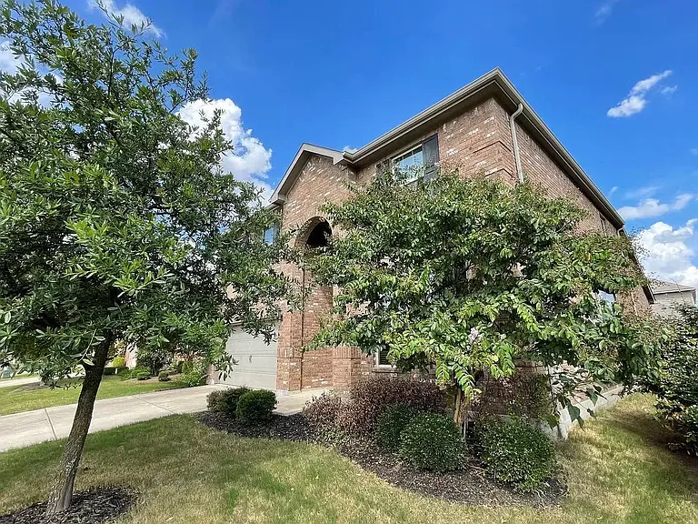 1700 Medina Ln — Photo 3
