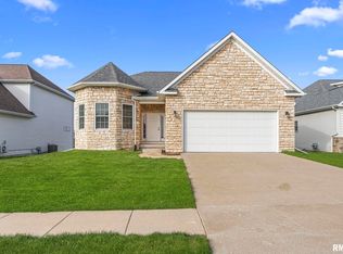 90 Cobblestone Ln, Le Claire, IA
