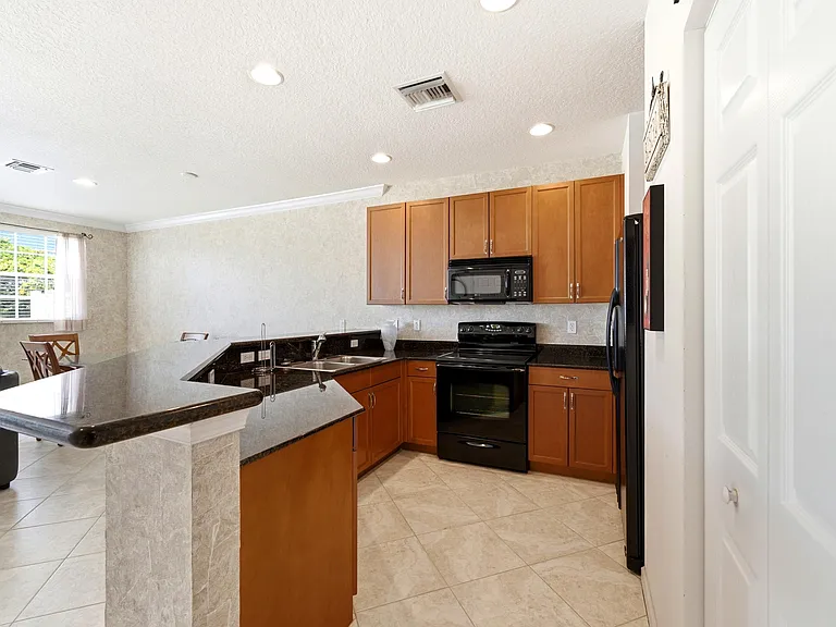 556 Marbella Cir — Photo 10